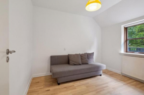 Lille hus nær by og hav in Juelsminde